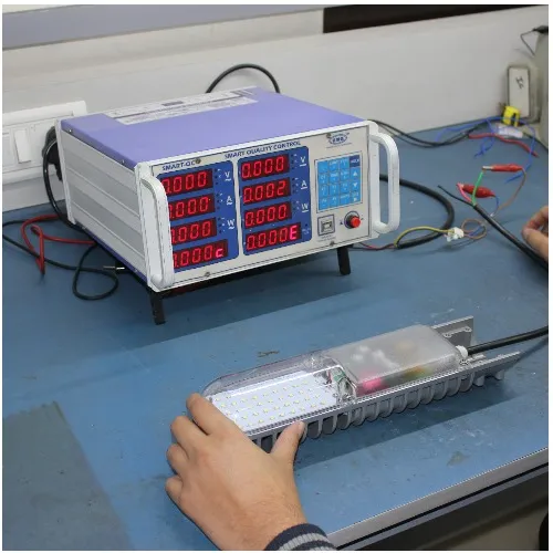 Power analyser measuring a luminaire under test